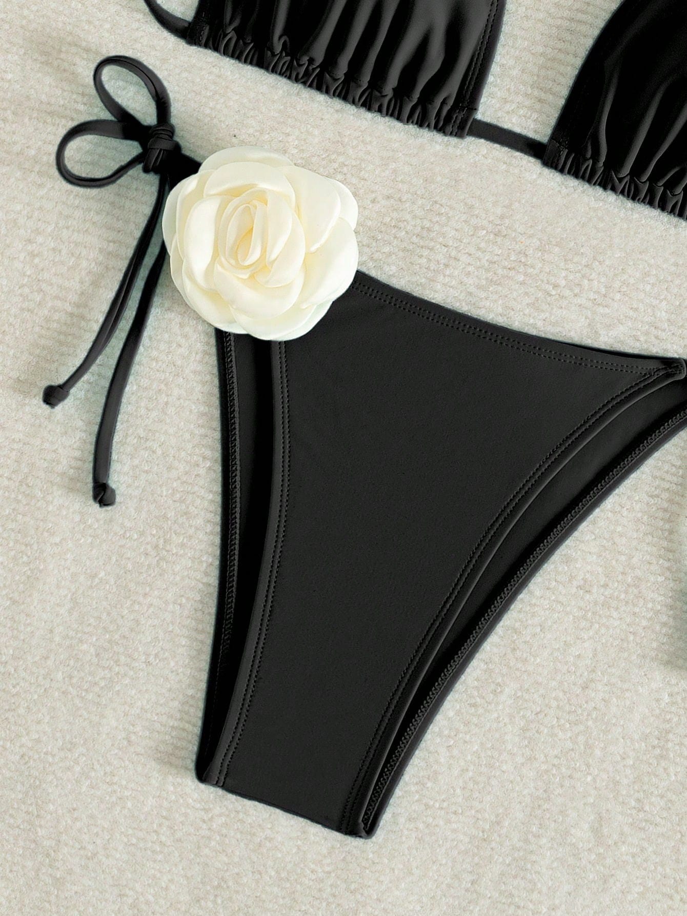 Biquíni Triângulo String Com Detalhe Floral 3D
