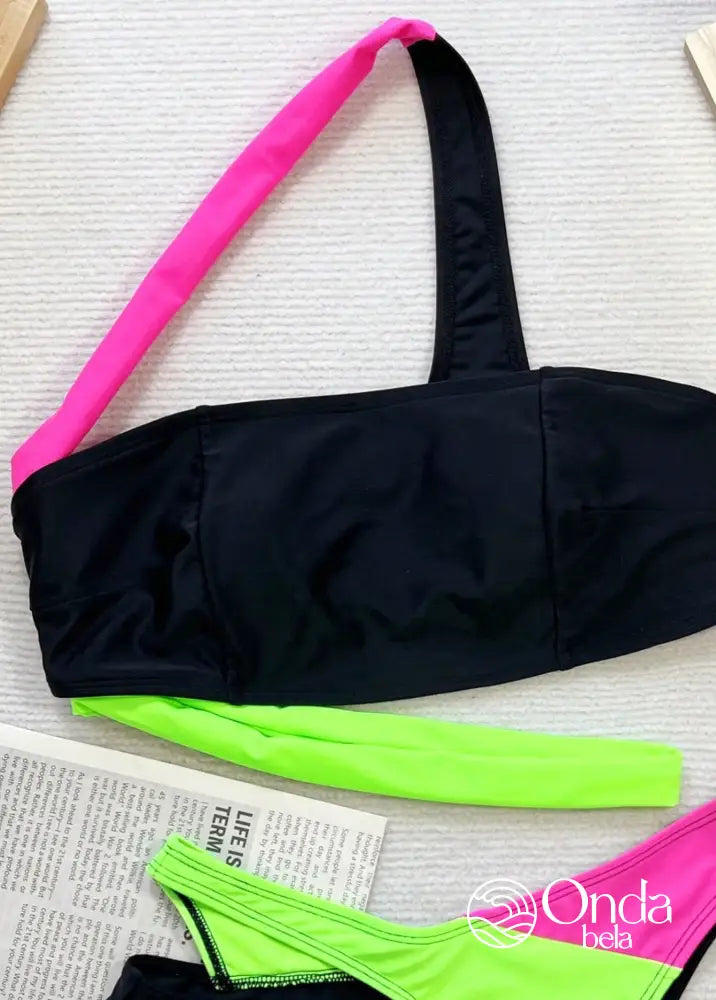 Biquíni Assimétrico Asa Delta Estilo Color Block Biquíni Assimétrico Asa Delta Estilo Color Block