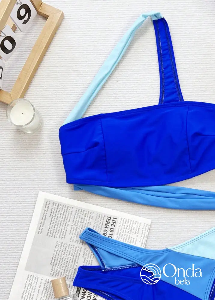 Biquíni Assimétrico Asa Delta Estilo Color Block Biquíni Assimétrico Asa Delta Estilo Color Block