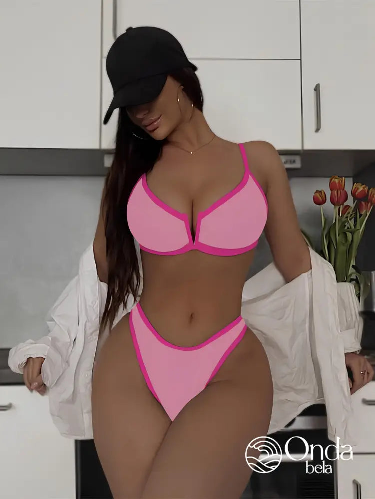 Biquíni Com Bojo Recorte V E Detalhe Contrastante Biquíni Com Bojo Recorte V E Detalhe Contrastante