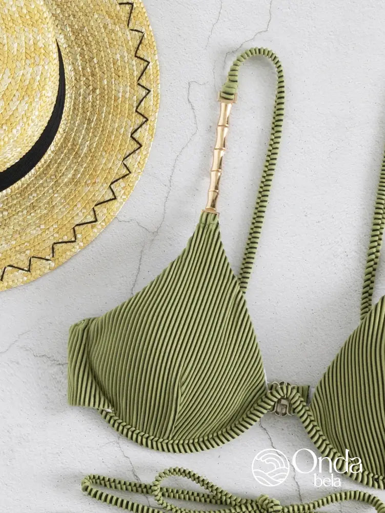 Biquíni Texturizado Com Alças Trabalhadas E Cintura Alta Biquíni Texturizado Com Alças Trabalhadas E Cintura Alta