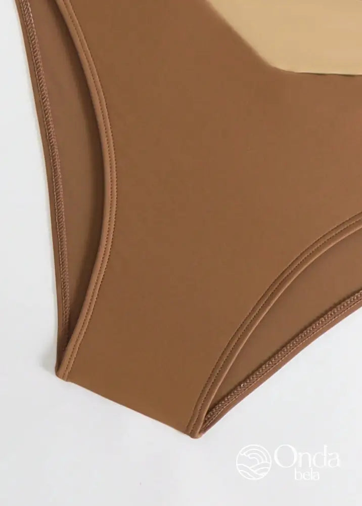 Biquíni Triângulo Cintura Alta Com Recortes Geométricos Biquíni Triângulo Cintura Alta Com Recortes Geométricos