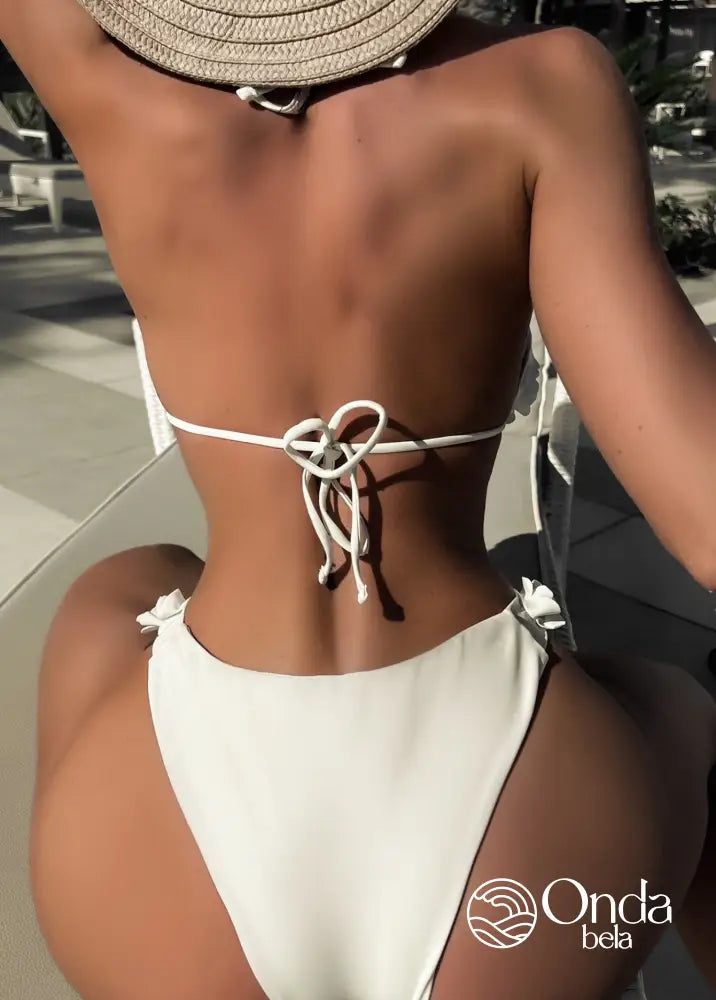 Biquíni Triângulo String Com Aplicações Florais 3D Biquíni Triângulo String Com Aplicações Florais 3D