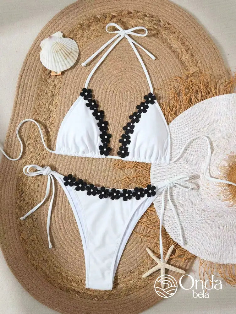 Biquíni Triângulo String Com Aplicações Florais Biquíni Triângulo String Com Aplicações Florais