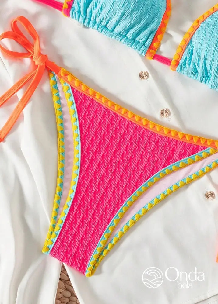 Biquíni Triângulo String Estilo Crochê Colorido Biquíni Triângulo String Estilo Crochê Colorido