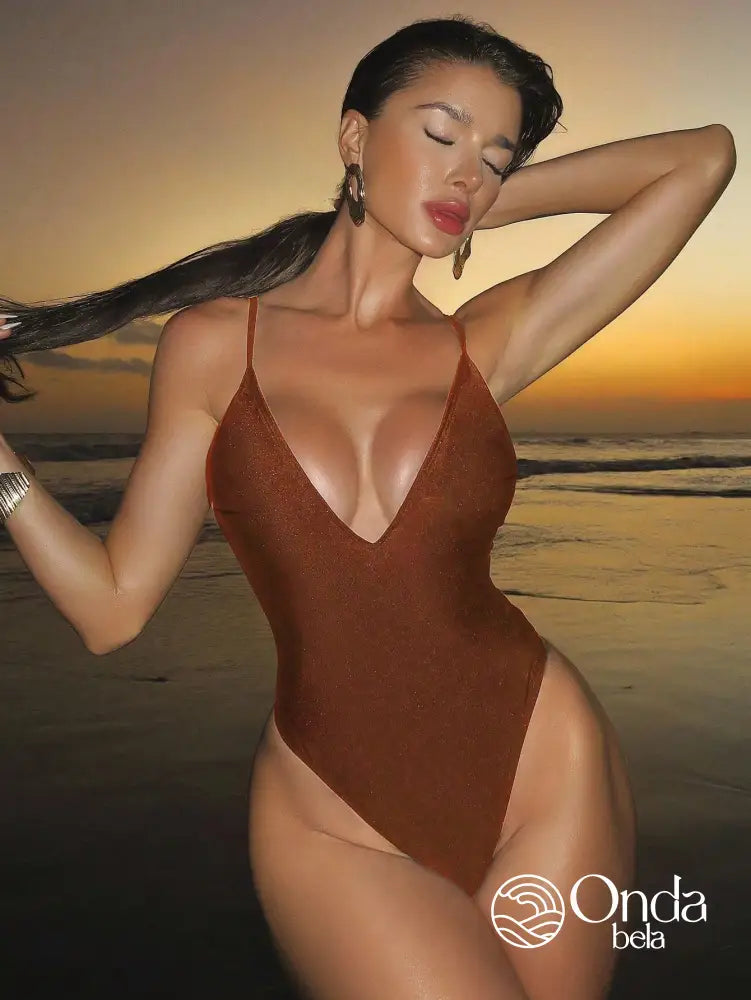 Maiô Cavado Minimalista Com Decote Profundo E Costas Vazadas Maiô Cavado Minimalista Com Decote Profundo E Costas