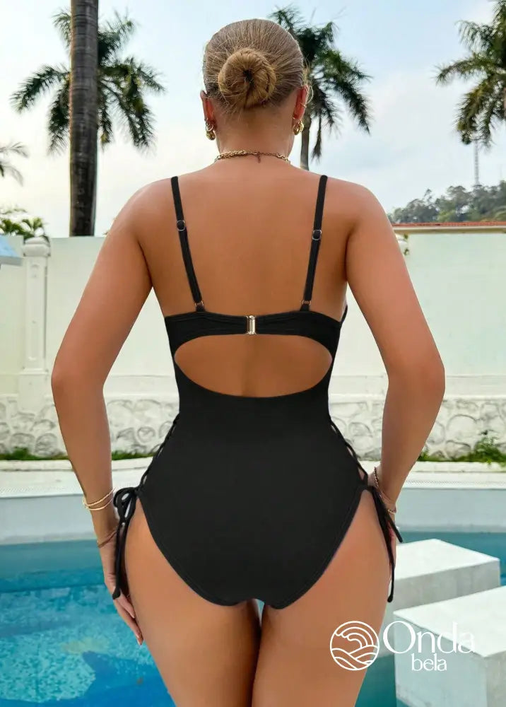 Maiô Meia Taça Underwire Com Recortes Trançados Maiô Meia Taça Underwire Com Recortes Trançados