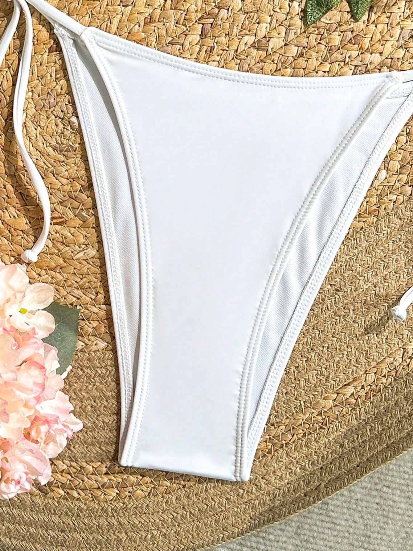 Biquíni Triângulo String Com Bordado De Flores