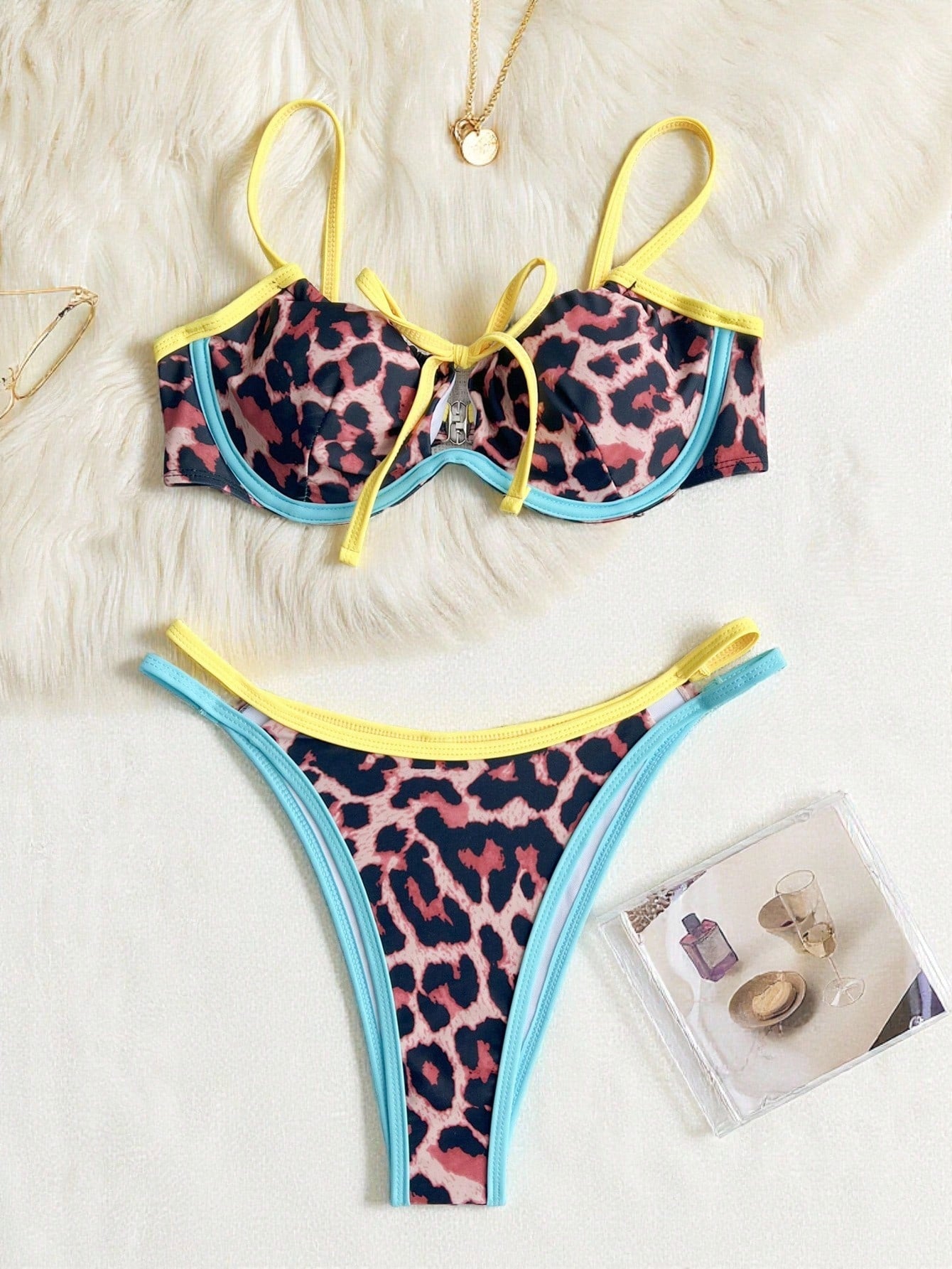 Biquíni Meia Taça Estampa Animal Print Com Recortes