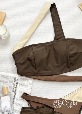 Biquíni Assimétrico Asa Delta Estilo Color Block Biquíni Assimétrico Asa Delta Estilo Color Block