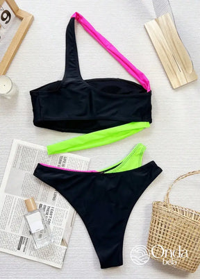 Biquíni Assimétrico Asa Delta Estilo Color Block Biquíni Assimétrico Asa Delta Estilo Color Block