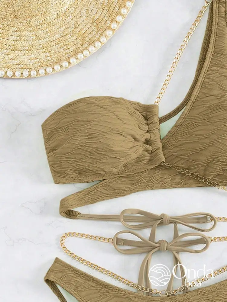 Biquíni Assimétrico Com Correntes e Detalhes Fashion Biquíni Assimétrico Com Correntes e Detalhes Fashion