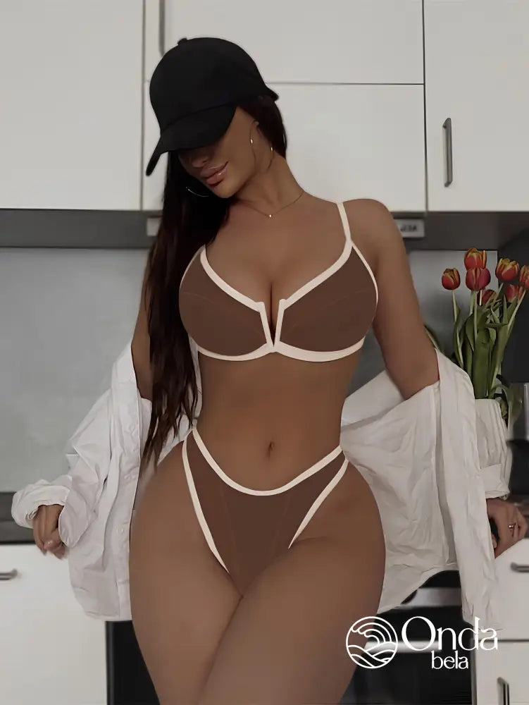 Biquíni Com Bojo Recorte V E Detalhe Contrastante Biquíni Com Bojo Recorte V E Detalhe Contrastante