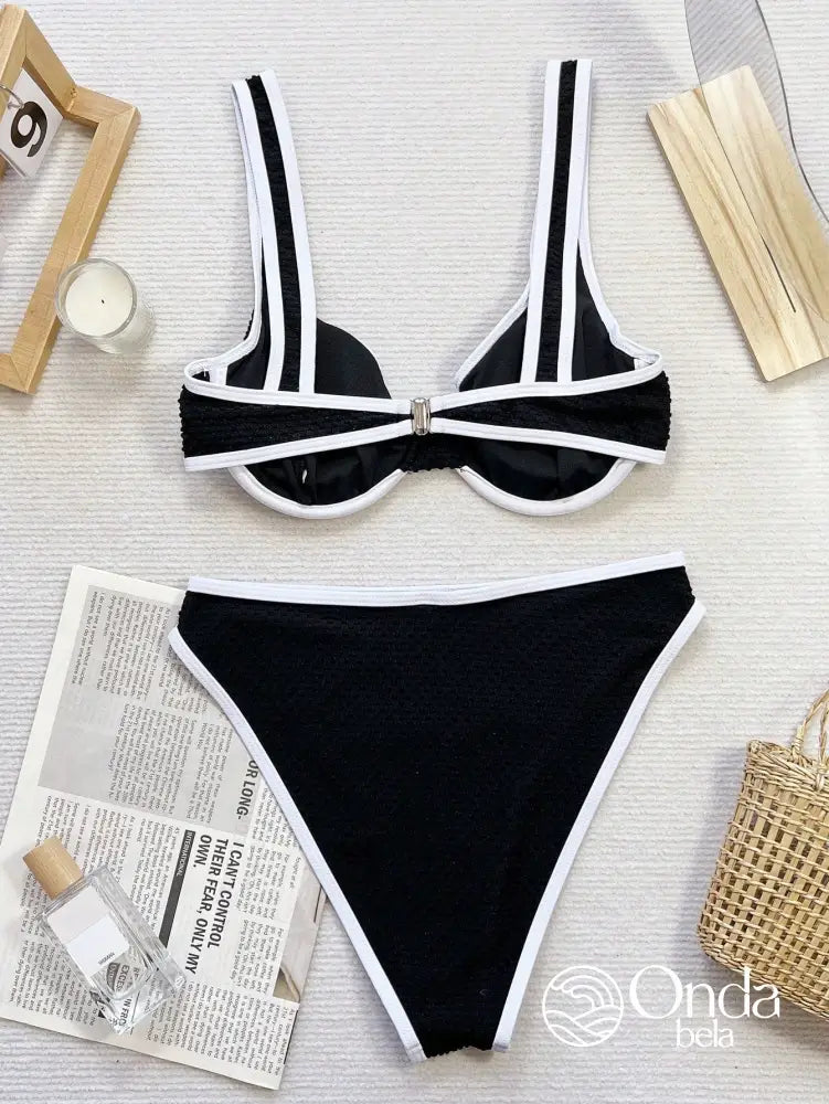 Biquíni Texturizado Cintura Alta Com Aro Contrastante Biquíni Texturizado Cintura Alta Com Aro Contrastante