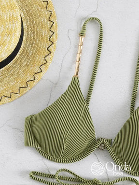 Biquíni Texturizado Com Alças Trabalhadas E Cintura Alta Biquíni Texturizado Com Alças Trabalhadas E Cintura Alta