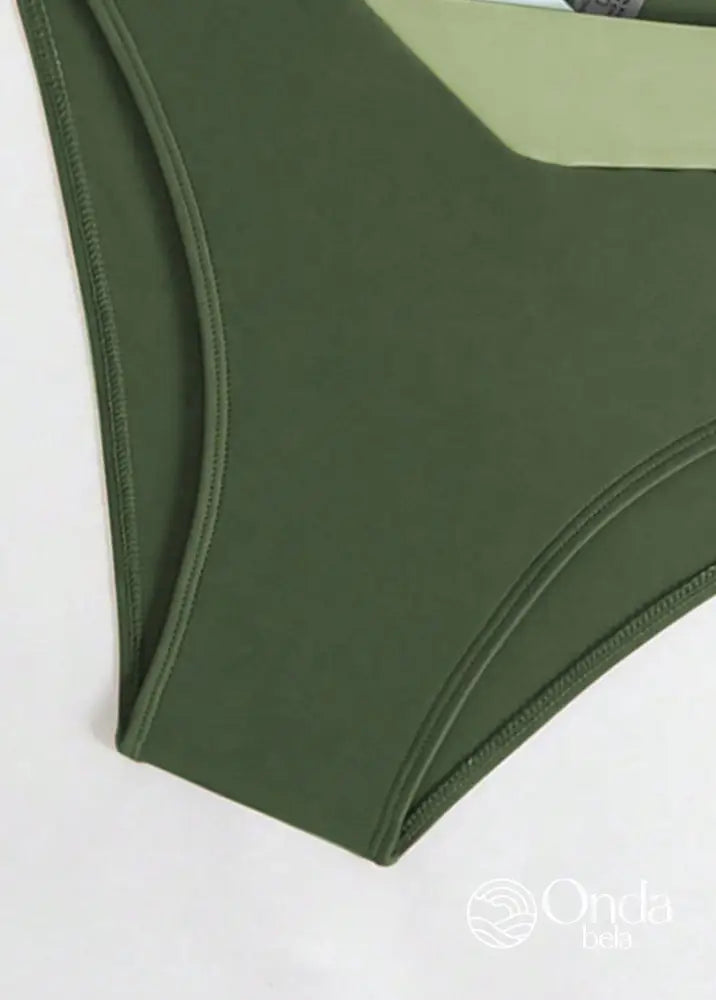 Biquíni Triângulo Cintura Alta Com Recortes Geométricos Biquíni Triângulo Cintura Alta Com Recortes Geométricos