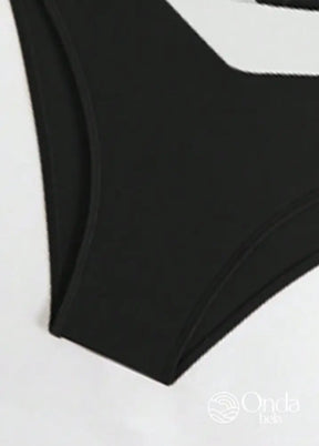 Biquíni Triângulo Cintura Alta Com Recortes Geométricos Biquíni Triângulo Cintura Alta Com Recortes Geométricos