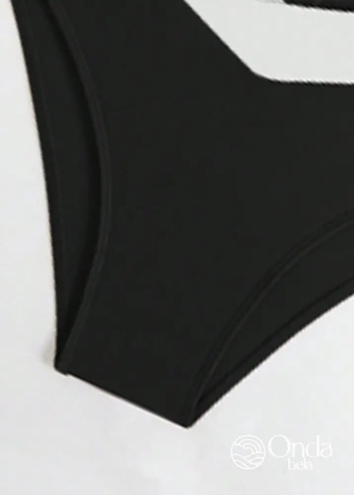 Biquíni Triângulo Cintura Alta Com Recortes Geométricos Biquíni Triângulo Cintura Alta Com Recortes Geométricos