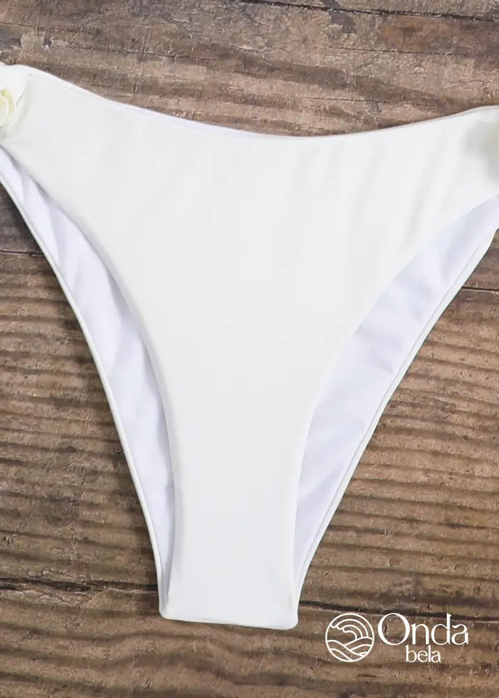 Biquíni Triângulo String Com Aplicações Florais 3D Biquíni Triângulo String Com Aplicações Florais 3D