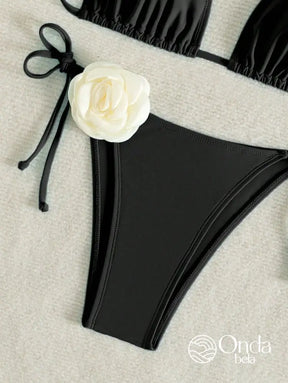 Biquíni Triângulo String Com Detalhe Floral 3D Biquíni Triângulo String Com Detalhe Floral 3D