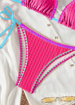 Biquíni Triângulo String Estilo Crochê Colorido Biquíni Triângulo String Estilo Crochê Colorido