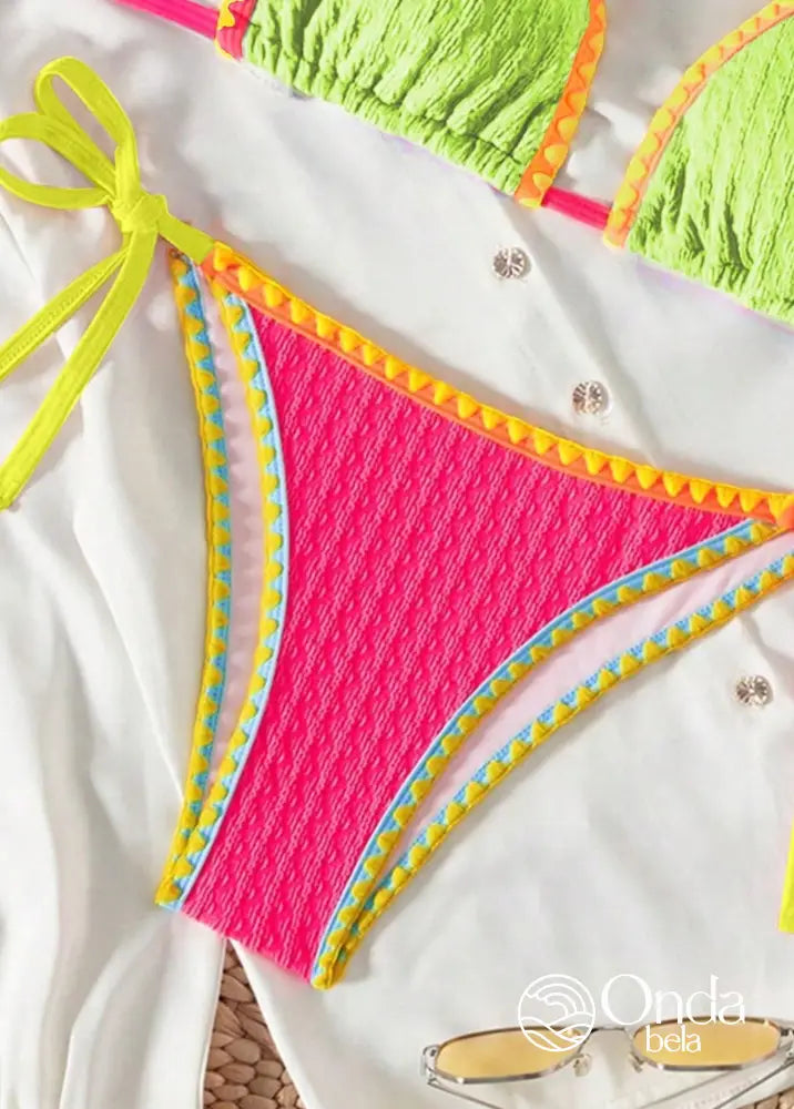 Biquíni Triângulo String Estilo Crochê Colorido Biquíni Triângulo String Estilo Crochê Colorido