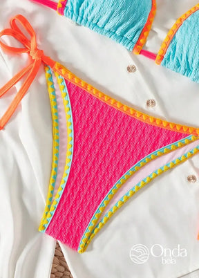 Biquíni Triângulo String Estilo Crochê Colorido Biquíni Triângulo String Estilo Crochê Colorido