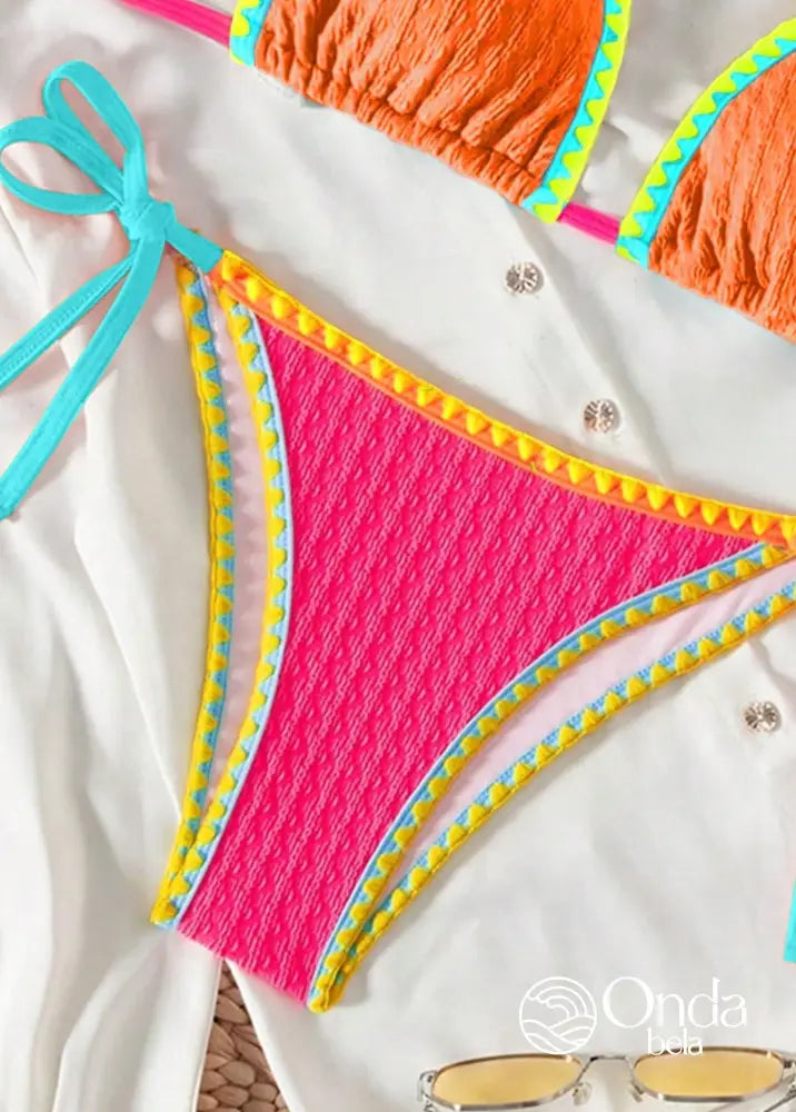 Biquíni Triângulo String Estilo Crochê Colorido Biquíni Triângulo String Estilo Crochê Colorido