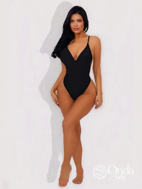 Maiô Decote Profundo Asa Delta Com Corrente Nas Costas Maiô Decote Profundo Asa Delta Com Corrente Nas Costas